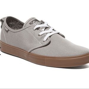 REEF Landis 2 Sneakers Grey / Gum NWT and extra shoe laces men’s size 11